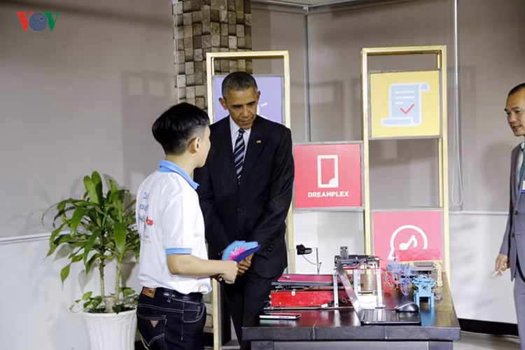 Trước đó, Tổng thống Obama đã đi thăm và trò chuyện với Ngô Huỳnh Ngọc Khánh, sinh viên trường Đại học Khoa học xã hội và Nhân văn TP.HCM về sản phẩm máy cắt laser có thể cắt các hình ảnh trên gỗ và các vật liệu khác bằng cách điều khiển qua internet. Trước đó, Tổng thống Obama đã đi thăm và trò chuyện với Ngô Huỳnh Ngọc Khánh, sinh viên trường Đại học Khoa học xã hội và Nhân văn TP.HCM về sản phẩm máy cắt laser có thể cắt các hình ảnh trên gỗ và các vật liệu khác bằng cách điều khiển qua internet.
