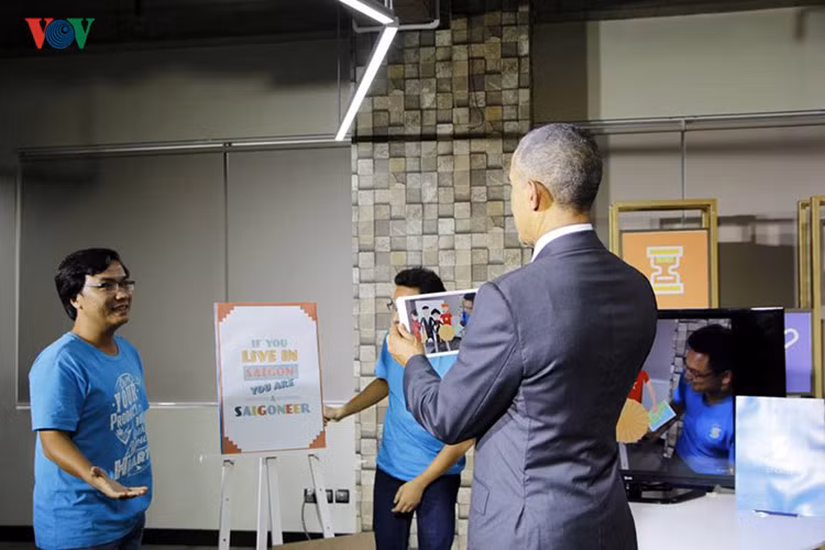 Tổng thống Obama xem sản phẩm công nghệ tương tác ảo của Công ty Silicon Straits Sài Gòn. Tổng thống Obama xem sản phẩm công nghệ tương tác ảo của Công ty Silicon Straits Sài Gòn.
