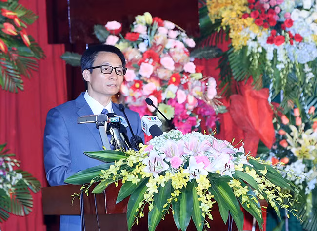 Phó Thủ tướng Vũ Đức Đam: Phát triển giáo dục Đại học cần theo đúng xu thế quốc tế, không thể “vin” vào đặc thù để đi ngược, làm khác những gì đã có tính phổ quát trên thế giới. Phó Thủ tướng Vũ Đức Đam: Phát triển giáo dục Đại học cần theo đúng xu thế quốc tế, không thể “vin” vào đặc thù để đi ngược, làm khác những gì đã có tính phổ quát trên thế giới.