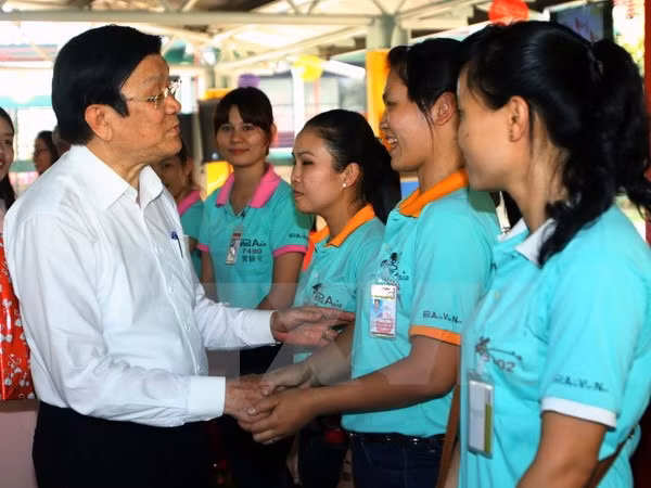 Chủ tịch nước Trương Tấn Sang thăm hỏi công nhân vào ngày mùng 2 Tết Bính Thân. Ảnh: Hoàng Hải/TTXVN Chủ tịch nước Trương Tấn Sang thăm hỏi công nhân vào ngày mùng 2 Tết Bính Thân. Ảnh: Hoàng Hải/TTXVN