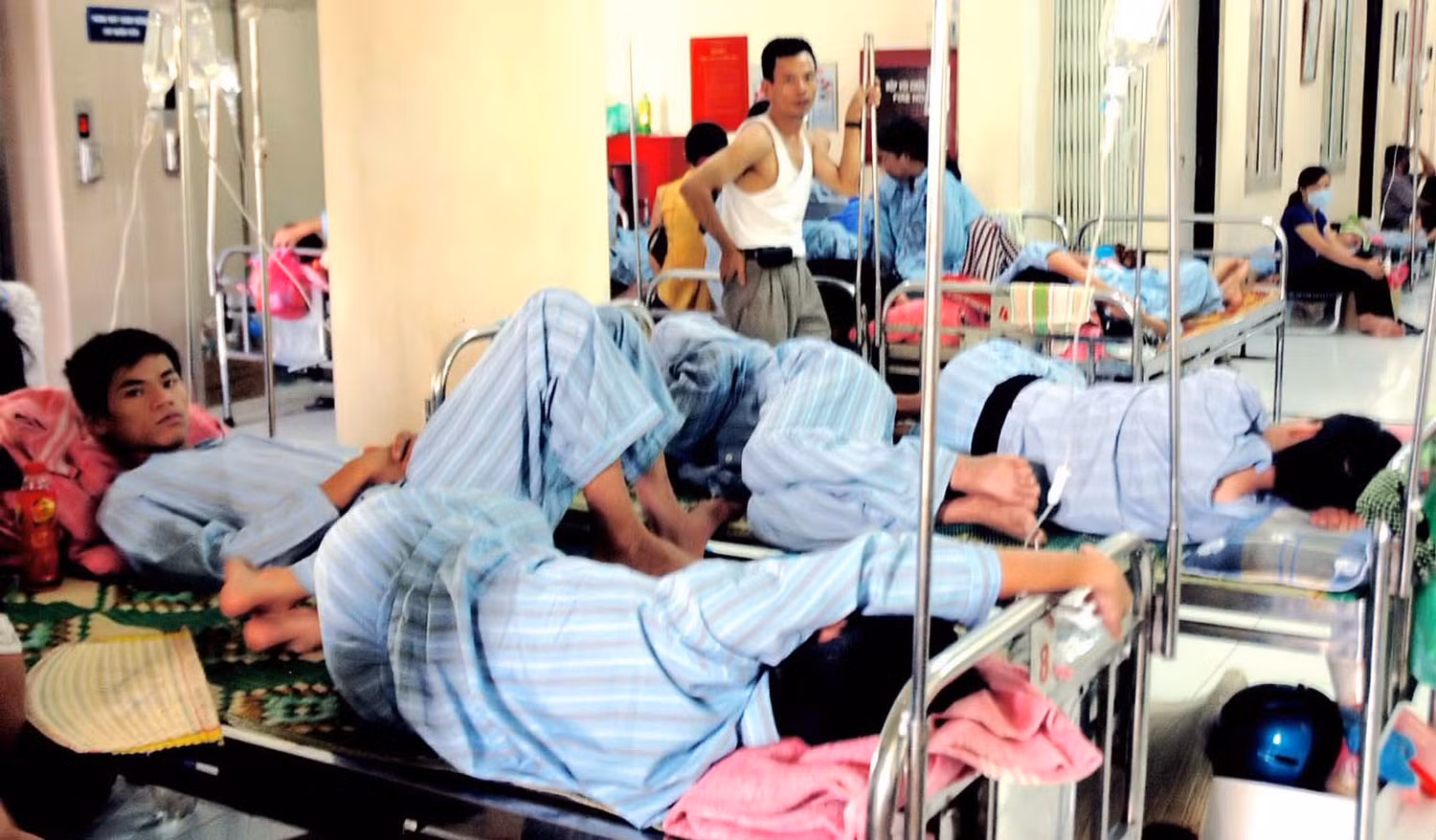 Quá tải luôn là vấn đề nan giải của ngành y tế. ảnh minh họa: Hà Nội Mới.