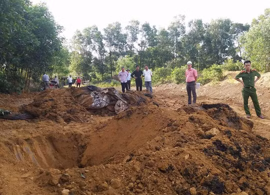Formosa đã thuê doanh nghiệp không có chức năng xử lý chất thải nguy hại cũng phải chịu trách nhiệm. ảnh: Báo Người lao động.