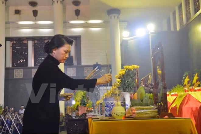 Chủ tịch Quốc hội Nguyễn Thị Kim Ngân viếng các liệt sĩ. ảnh: Minh Sơn/TTXVN.