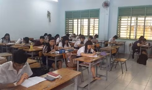 Lớp học luyện thi lớp 10 của trường trung học cơ sở Phú Thọ vào sáng ngày 8/6 (ảnh: P.L)