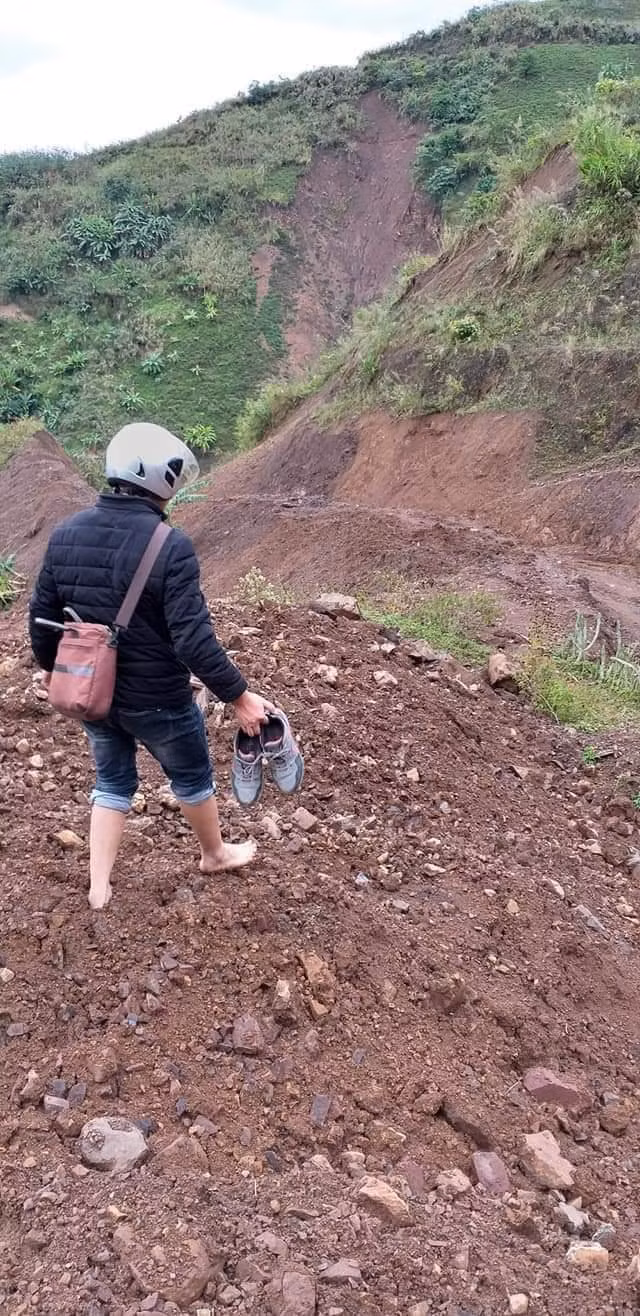 Phía sau những dốc núi kia là những ánh mắt trẻ thơ đang mong chờ các thầy, các cô đến.