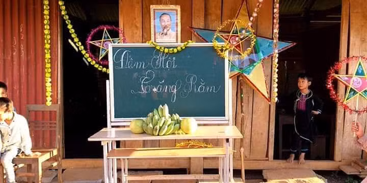Dù khí khăn, thiếu thốn nhưng các thầy, các cô ở Căn Co vẫn cho các em được những cái tết đầy ý nghĩa, dù không được đủ đầy như trẻ vùng xuôi.