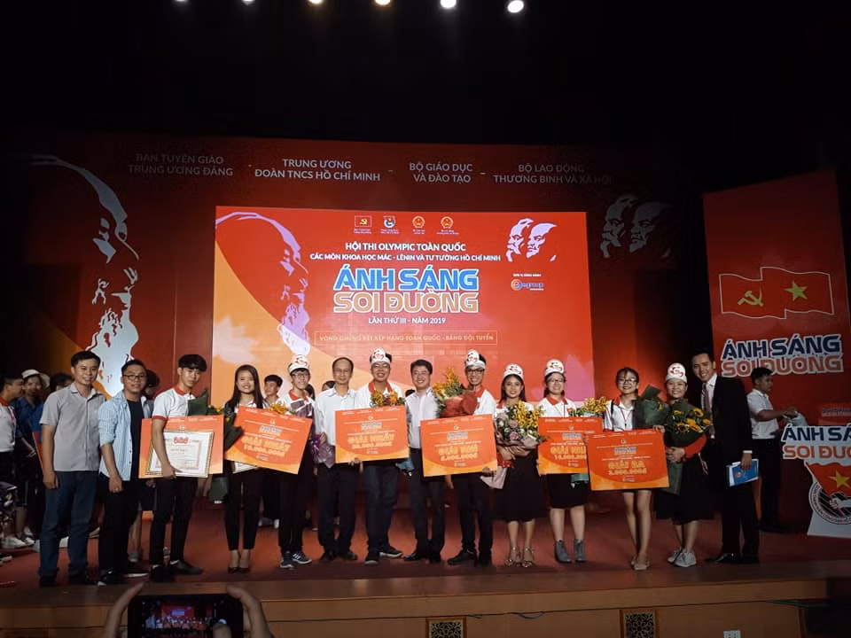 Lễ trao giải tại Hội thi Ánh sáng soi đường. (Ảnh: NVCC)