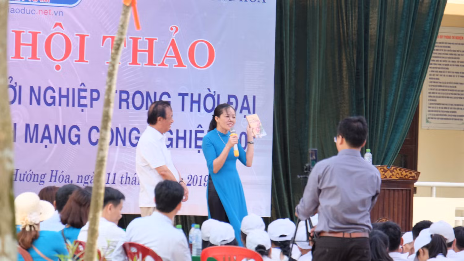 Cô Sương nhận cuốn sách làm quà của Giáo sư Nguyễn Lân Dũng, với món quà của Giáo sư, cô Sương và các học trò của mình sẽ say mê hơn với bộ môn Sinh học. (Ảnh: LC) Cô Sương nhận cuốn sách làm quà của Giáo sư Nguyễn Lân Dũng, với món quà của Giáo sư, cô Sương và các học trò của mình sẽ say mê hơn với bộ môn Sinh học. (Ảnh: LC)