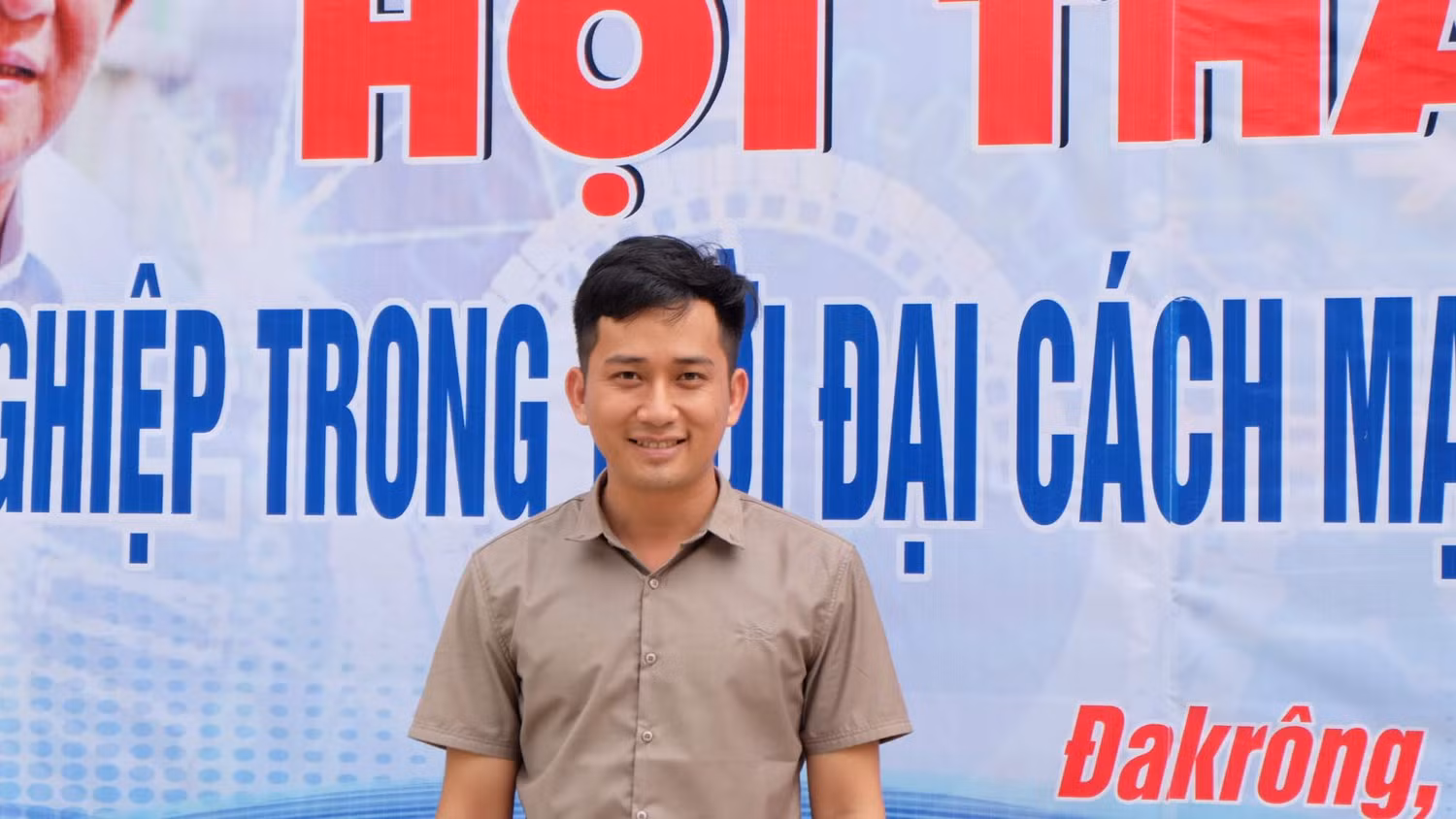 Thầy giáo Trần Phương Nam, bí thư Đoàn trường Trung học phổ thông Đakrông (Ảnh: LC) Thầy giáo Trần Phương Nam, bí thư Đoàn trường Trung học phổ thông Đakrông (Ảnh: LC)