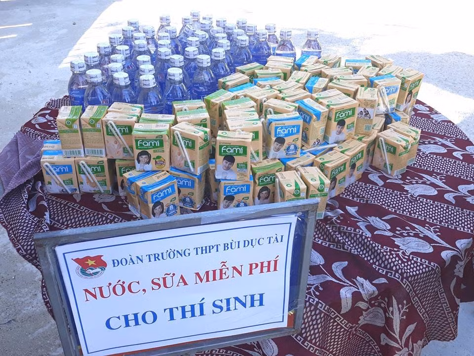 Cơm nước miễn phí của đoàn trường Bùi Dục Tài.