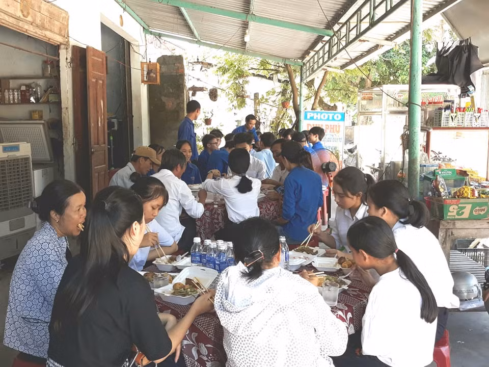 Bữa cơm trưa và nước uống trị giá 30.000 đồng/suất.