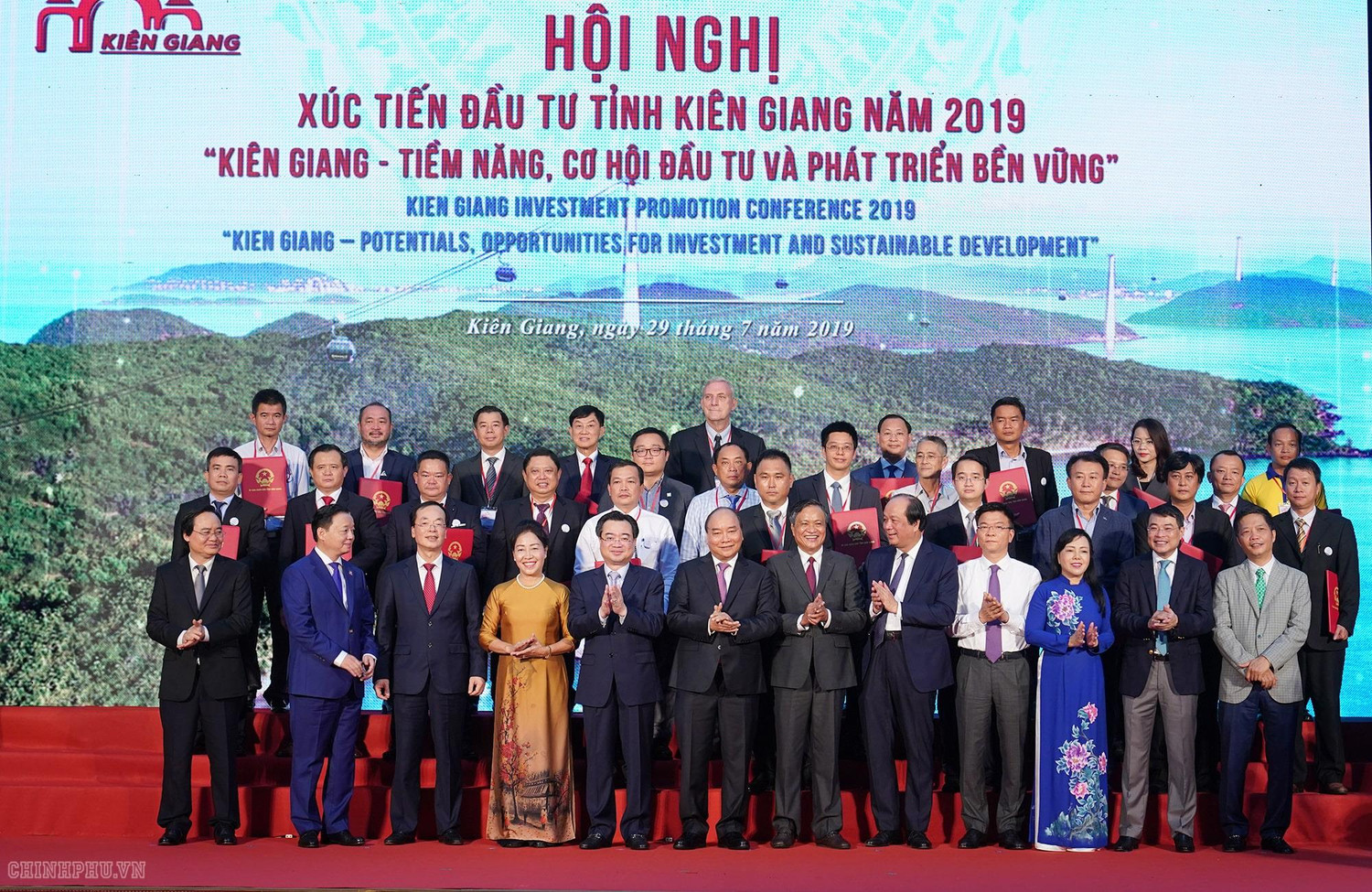 Thủ tướng chứng kiến lễ ký biên bản ghi nhớ giữa Ủy ban nhân dân Tỉnh và các nhà đầu tư. Ảnh: VGP Thủ tướng chứng kiến lễ ký biên bản ghi nhớ giữa Ủy ban nhân dân Tỉnh và các nhà đầu tư. Ảnh: VGP