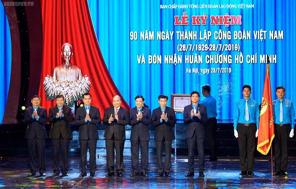 Thủ tướng Nguyễn Xuân Phúc trao tặng Huân chương Hồ Chí Minh lần thứ 3 cho Công đoàn Việt Nam. Ảnh: VGP Thủ tướng Nguyễn Xuân Phúc trao tặng Huân chương Hồ Chí Minh lần thứ 3 cho Công đoàn Việt Nam. Ảnh: VGP