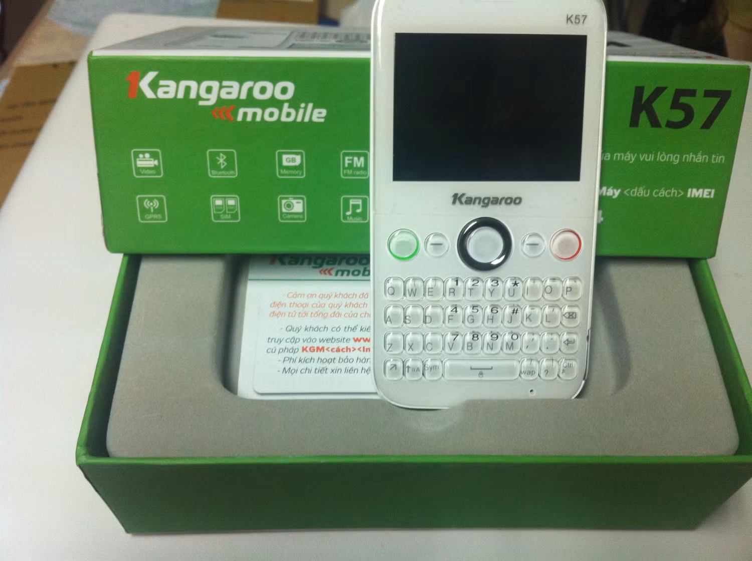 Mẫu điện thoại Kangaroo Mobile K57 BTC sẽ trao tặng cho thí sinh có lượng tin nhắn nhiều nhất mỗi tuần.