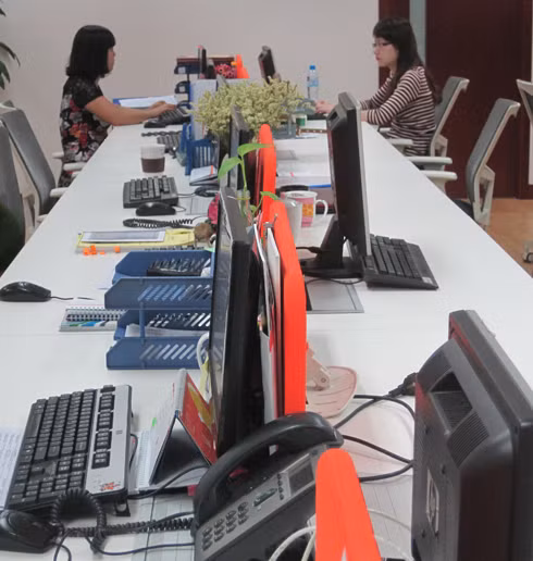 Theo quy định, màn hình máy tính phải để thẳng, ngay ngắn, không được tự ý xoay màn hình. Tài liệu trong giá phải được để ngăn nắp, gọn gàng. Theo quy định, màn hình máy tính phải để thẳng, ngay ngắn, không được tự ý xoay màn hình. Tài liệu trong giá phải được để ngăn nắp, gọn gàng.