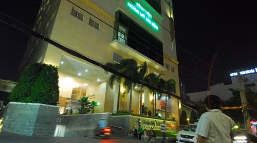 Bệnh viện Hoàn Mỹ Sài Gòn, 60-60A Phan Xích Long, Q.Phú Nhuận, TP.HCM (ảnh chụp tối 18/4) Ảnh: H.T.Vân