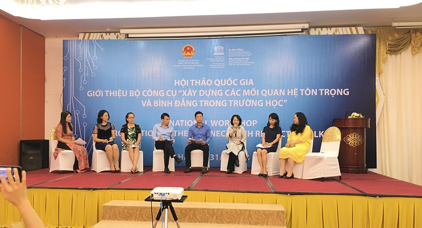 Ngày 31/7, tại Hà Nội, Bộ Giáo dục và Đào tạo tổ chức hội thảo quốc gia giới thiệu bộ công cụ hướng dẫn xây dựng các mối quan hệ tôn trọng và bình đẳng trong trường học. (Ảnh: Thùy Linh) Ngày 31/7, tại Hà Nội, Bộ Giáo dục và Đào tạo tổ chức hội thảo quốc gia giới thiệu bộ công cụ hướng dẫn xây dựng các mối quan hệ tôn trọng và bình đẳng trong trường học. (Ảnh: Thùy Linh)