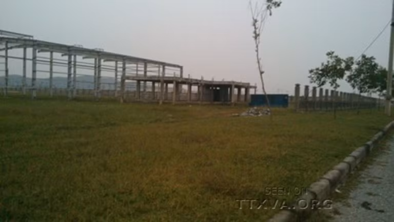 Với 40 tỷ đồng đã được đầu tư, sau gần 3 năm điều hành của ông Đào Xuân Hồng, đến nay dự án sản xuất gạch blog bê tông khí chưng áp (tại Quế Võ, Bắc Ninh) vẫn trơ trọi là những khung sắt, đã bị hoen gỉ Với 40 tỷ đồng đã được đầu tư, sau gần 3 năm điều hành của ông Đào Xuân Hồng, đến nay dự án sản xuất gạch blog bê tông khí chưng áp (tại Quế Võ, Bắc Ninh) vẫn trơ trọi là những khung sắt, đã bị hoen gỉ
