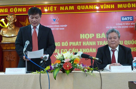 Lãnh đạo Vinashin trong buổi họp báo công bố hoán nợ tối 10/10. Lãnh đạo Vinashin trong buổi họp báo công bố hoán nợ tối 10/10.