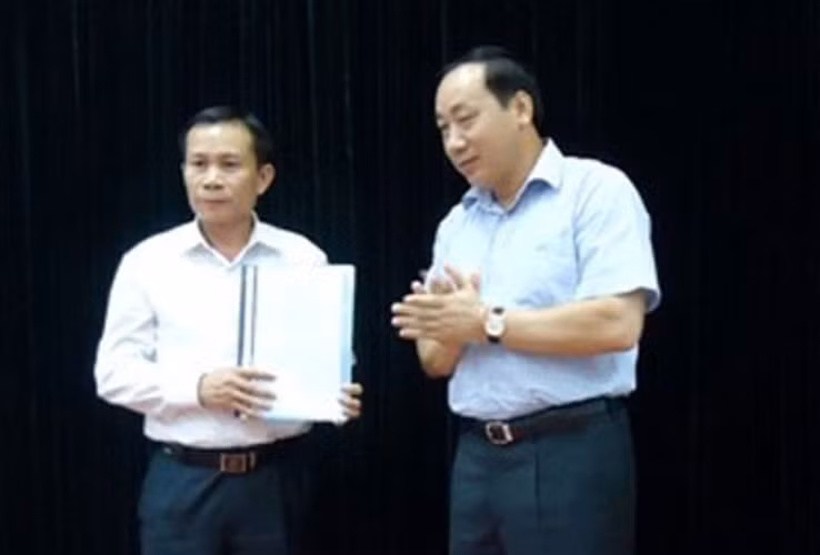 “Phần việc còn lại là của cơ quan chức năng. Trong ngày hôm nay, Cục chưa được cơ quan chức năng thông báo gì cả. Việc úy lạo các cán bộ, nhân viên trong ngành hàng hải, chúng tôi đã làm từ mấy tháng trước”. (ảnh: Ông Đỗ Hồng Thái đứng bên trái ảnh).