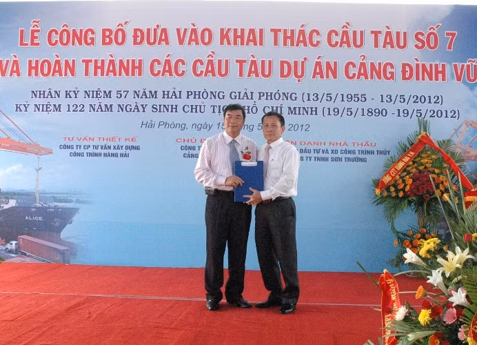 Chiều cùng ngày, trao đổi với người phụ trách Cục Hàng hải Việt Nam Đỗ Hồng Thái về thông tin bắt nguyên lãnh đạo cao nhất cục này, ông Thái nói: (ảnh: Ông Đỗ Hồng Thái đứng bên trái ảnh).