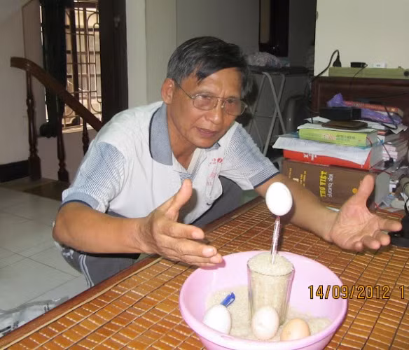 Ông Hà dựng trứng thành công trên đầu bút bi. (ảnh: Đỗ Sơn Hà). Ông Hà dựng trứng thành công trên đầu bút bi. (ảnh: Đỗ Sơn Hà).