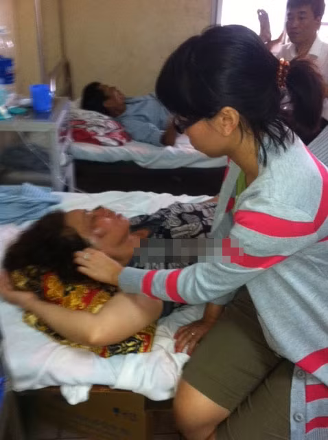 Những ngày qua, Khánh Linh là người duy nhất trong gia đình bà Liên ở bên cạnh chăm sóc mẹ. (Ảnh: Afamily)