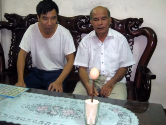 Mời bạn bè đến chứng kiến cảnh dựng trứng trên đầu đũa.