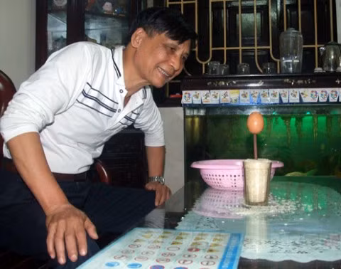 Ông Hà kể, từ nhỏ ông tiếp xúc rất nhiều với trứng gà, vịt, do đó hiểu và thực hành được việc dựng trứng đứng là điều mà bất kỳ ai cũng làm được.