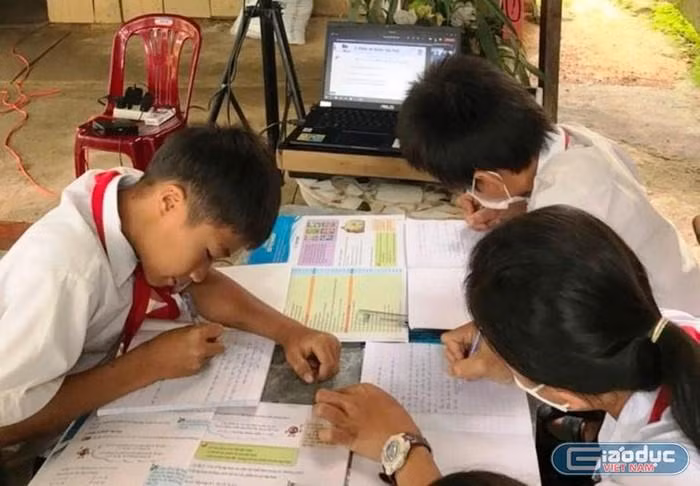 Trong khi nhiều học sinh ở các tỉnh, thành khó khăn không có máy tính để học tập thì hàng chục tỷ đồng hỗ trợ của chương trình "máy tính cho em" vẫn bị ngâm trong ngân hàng.Ảnh: AN