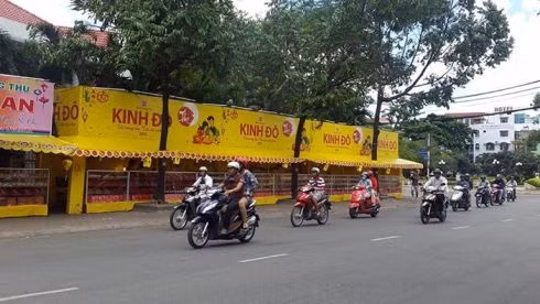 Một loạt gian hàng bánh trung thu Kinh Đô trên đường Lãnh Binh Thăng, Q.11 (ảnh: T.Q)