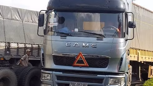 Xe tải với logo "DV vận tải hàng" và chữ P màu đỏ tại ngã tư An Sương chiều 29/8 (ảnh: T.Q) Xe tải với logo "DV vận tải hàng" và chữ P màu đỏ tại ngã tư An Sương chiều 29/8 (ảnh: T.Q)