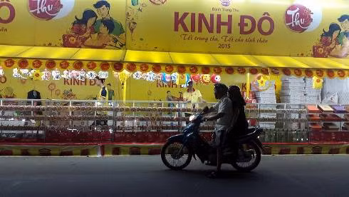 Người đi đường dựng xe dưới lòng đường coi bánh trung thu trên đường Phan Đăng Lưu, quận Bình Thạnh (Ảnh: T.Q)