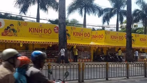Một gian hàng bánh trung thu Kinh Đô trên đường Nguyễn Tri Phương, Q.5 (ảnh: T.Q)