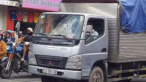 Xe tải nhẹ với logo DV vận tải hàng trên đường Phan Đình Phùng, quận Phú Nhuận (ảnh: Thế Quân) Xe tải nhẹ với logo DV vận tải hàng trên đường Phan Đình Phùng, quận Phú Nhuận (ảnh: Thế Quân)