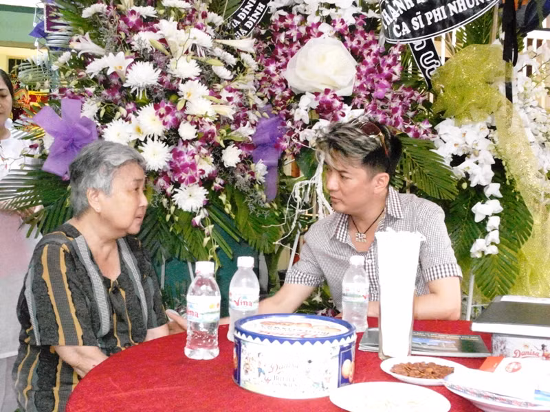 Mr Đàm ân cần hỏi thăm bà Lê Thị Hương, vợ cố nhạc sĩ Thanh Sơn. Vợ của tác giả ca khúc Nỗi buồn hoa phượng bày tỏ sự cảm ơn nam ca sĩ.
