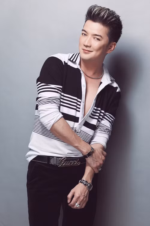 ''Khó nhất trên đời này chính là sự kiềm chế! Nhưng hãy còn hai sự kiềm chế nữa cần kể đến: nhà báo, với những bài báo gây sốc và độc giả, với những comment… Chẳng phải đằng sau những ồn ào không đáng có trong nhiều trường hợp có bàn tay can thiệp thô bạo của báo chí và một lượng không nhỏ “còm men” phụ họa sao? Mà nghệ sỹ, nói cho cùng, họ cũng chỉ là những người bình thường, và không phải ai cũng có thể có được một cái đầu tỉnh táo…", Nam ca sỹ bày tỏ thêm (Theo Đẹp) ''Khó nhất trên đời này chính là sự kiềm chế! Nhưng hãy còn hai sự kiềm chế nữa cần kể đến: nhà báo, với những bài báo gây sốc và độc giả, với những comment… Chẳng phải đằng sau những ồn ào không đáng có trong nhiều trường hợp có bàn tay can thiệp thô bạo của báo chí và một lượng không nhỏ “còm men” phụ họa sao? Mà nghệ sỹ, nói cho cùng, họ cũng chỉ là những người bình thường, và không phải ai cũng có thể có được một cái đầu tỉnh táo…", Nam ca sỹ bày tỏ thêm (Theo Đẹp)
