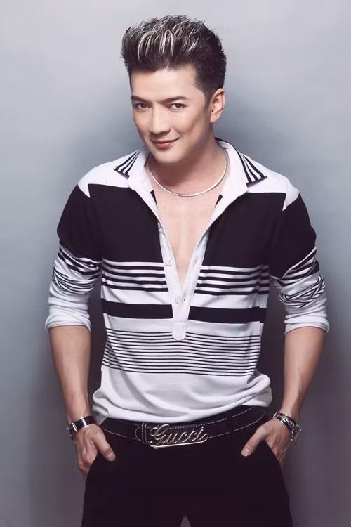 Đàm Vĩnh Hưng trả lời phỏng vấn trên một tờ báo: "Muốn làm một điều phi thường thì trước hết anh phải là một người bình thường. Muốn làm một người bình thường thì phải chiến thắng được những điều tầm thường. Giả hạn, trước đây, “đặc sản” của Hưng là “la làng”, “xù lông” thì giờ đây, thay vì điên tiết tay bo với một tin nhắn “quăng bom”, Hưng chỉ lẳng lặng chọn nút “Delete” và sung sướng cười thầm: “A, ta đang phi thường!” Đàm Vĩnh Hưng trả lời phỏng vấn trên một tờ báo: "Muốn làm một điều phi thường thì trước hết anh phải là một người bình thường. Muốn làm một người bình thường thì phải chiến thắng được những điều tầm thường. Giả hạn, trước đây, “đặc sản” của Hưng là “la làng”, “xù lông” thì giờ đây, thay vì điên tiết tay bo với một tin nhắn “quăng bom”, Hưng chỉ lẳng lặng chọn nút “Delete” và sung sướng cười thầm: “A, ta đang phi thường!”