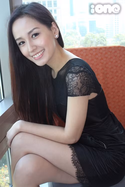 Hoa hậu trang điểm đơn giản nhưng tràn đầy sức sống. Cô liên tục "khoe" nụ cười tươi rói trước ống kính. (Theo Ione) Hoa hậu trang điểm đơn giản nhưng tràn đầy sức sống. Cô liên tục "khoe" nụ cười tươi rói trước ống kính. (Theo Ione)