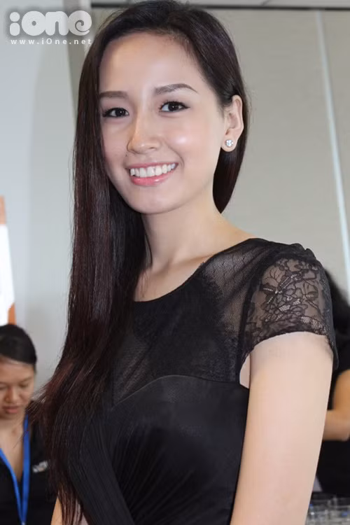 Hoa hậu Việt Nam 2006 diện váy đen giản dị, tươi tắn trong một sự kiện tại TP HCM sáng 9/4. Hoa hậu Việt Nam 2006 diện váy đen giản dị, tươi tắn trong một sự kiện tại TP HCM sáng 9/4.
