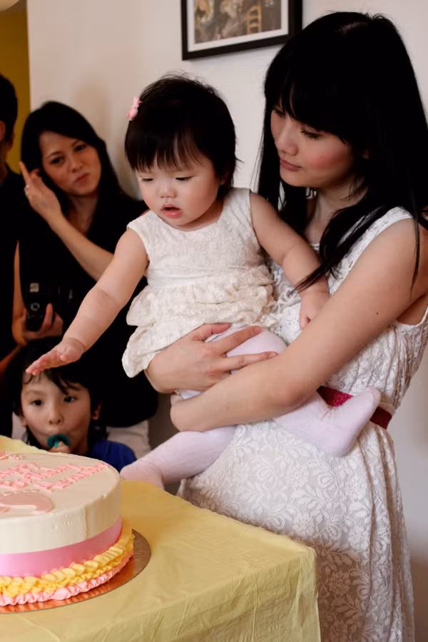 Bé Alexandra nũng nịu trong vòng tay mẹ. Trần Vân Anh từng là người mẫu quen thuộc trên sàn diễn TP HCM. Cô còn thử sức với nghề MC và góp mặt với vai phản diện là nàng Ngọc Diệp đanh đá, đáng ghét trong phim truyền hình 'Bỗng dưng muốn khóc', diễn xuất cùng Tăng Thanh Hà. Tuy nhiên từ giữa năm 2010, Vân Anh theo chồng sang Canada sinh sống. (Theo Ngôi Sao) Bé Alexandra nũng nịu trong vòng tay mẹ. Trần Vân Anh từng là người mẫu quen thuộc trên sàn diễn TP HCM. Cô còn thử sức với nghề MC và góp mặt với vai phản diện là nàng Ngọc Diệp đanh đá, đáng ghét trong phim truyền hình 'Bỗng dưng muốn khóc', diễn xuất cùng Tăng Thanh Hà. Tuy nhiên từ giữa năm 2010, Vân Anh theo chồng sang Canada sinh sống. (Theo Ngôi Sao)