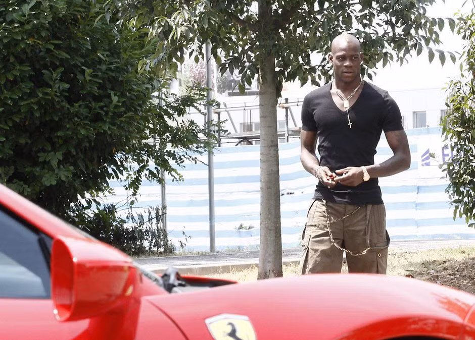 Balotelli lái chiếc xe Ferrari màu đỏ mới cáu cạnh đến thăm bố mẹ nuôi...