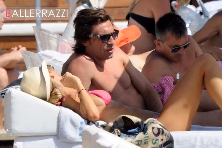 Pirlo nằm phơi năng bên bà xã Deborah tại hòn đảo Ibiza. Pirlo nằm phơi năng bên bà xã Deborah tại hòn đảo Ibiza.
