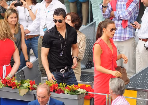 Cristiano Ronaldo và Irina Shayk đã cùng nhau tới xem trận đấu bán kết giữa Roger Federer và Janko Tipsarevic tại giải quần vợt Madrid Open vào hôm qua. Bồ của Ronaldo nổi bật với chiếc váy đỏ