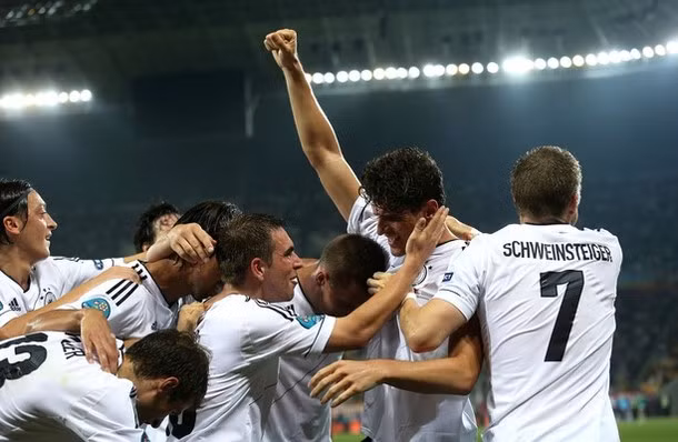 Các cầu thủ Đức ăn mừng sau khi Mario Gomez ghi bàn thắng vào lưới đội tuyển Bồ Đào Nha Các cầu thủ Đức ăn mừng sau khi Mario Gomez ghi bàn thắng vào lưới đội tuyển Bồ Đào Nha