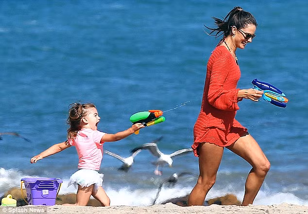 Siêu mẫu Alessandra Ambrosio đã có buổi vui đùa cùng con gái nhỏ Anja Louise Ambrosio Mazur rất thoải mái trên bãi biển Los Angeles, California. Siêu mẫu Alessandra Ambrosio đã có buổi vui đùa cùng con gái nhỏ Anja Louise Ambrosio Mazur rất thoải mái trên bãi biển Los Angeles, California.