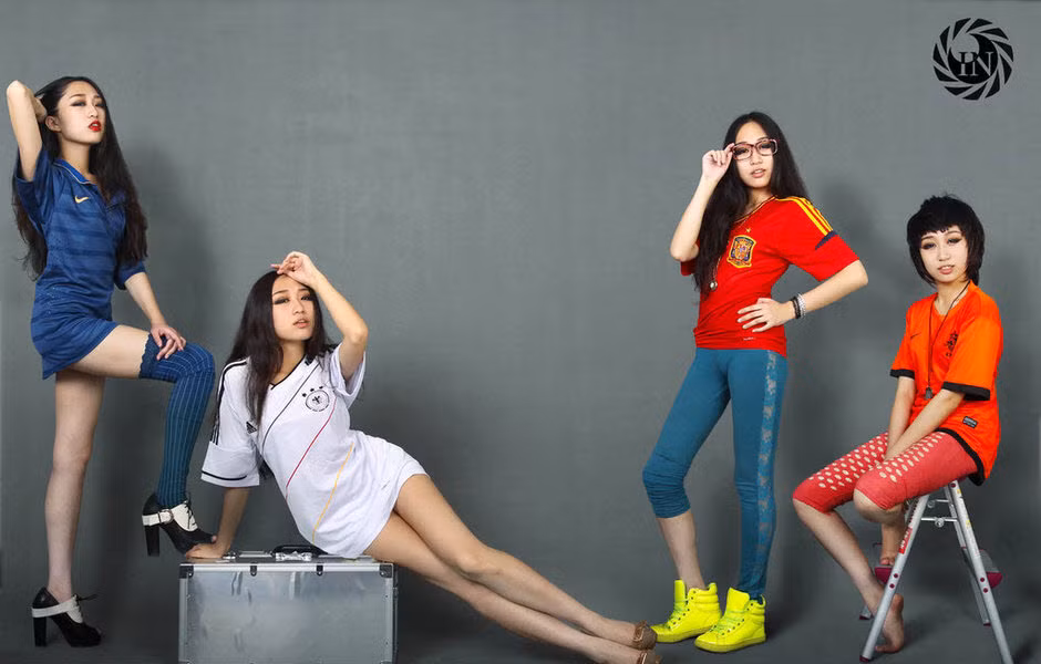 Kiều nữ Trung Quốc mặc trang phục của 4 đội tuyển Pháp, Đức Tây Ban Nha và Hà Lan Kiều nữ Trung Quốc mặc trang phục của 4 đội tuyển Pháp, Đức Tây Ban Nha và Hà Lan