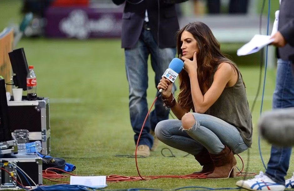 Sara Carbonero, bạn gái của Casillas gây chú ý với chiếc quần jean rách đầu gối khi xuất hiện trên đường pith trước trận đấu giữa Tây Ban Nha và Bồ Đào Nha đêm qua. Sara Carbonero, bạn gái của Casillas gây chú ý với chiếc quần jean rách đầu gối khi xuất hiện trên đường pith trước trận đấu giữa Tây Ban Nha và Bồ Đào Nha đêm qua.