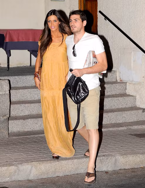 Iker Casillas và Sara Carbonero rời khỏi một nhà hàng ở Madrid vào lúc gần nửa đêm hôm qua.