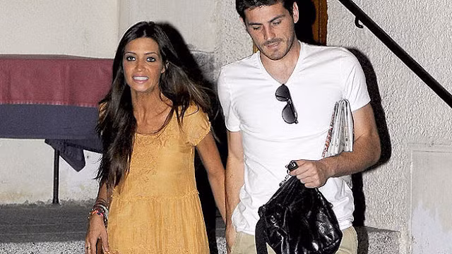 Iker Casillas và Sara Carbonero rời khỏi một nhà hàng ở Madrid vào lúc gần nửa đêm hôm qua.